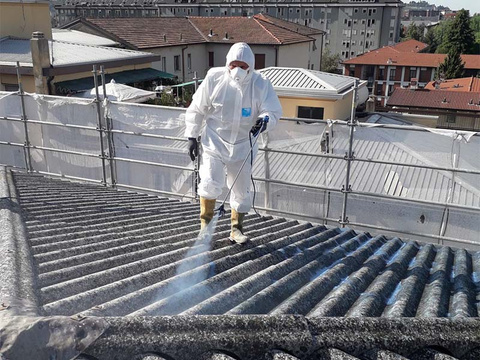 Operatore in protezione su una copertura in un contesto urbano